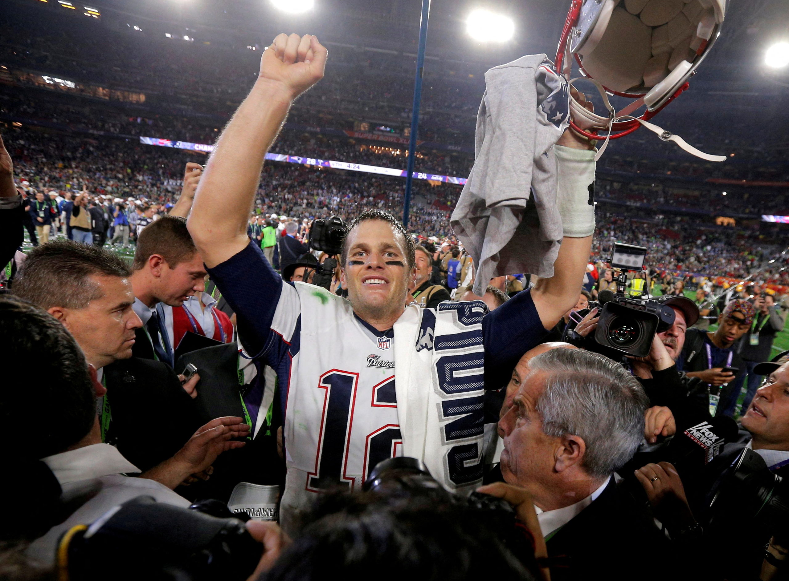 New England Patriots quarterback Tom Brady (12) celebrates his team's win over the Seattle Seahawks in the NFL Super Bowl XLIX football game in Glendale, Arizona February 1, 2015. 
