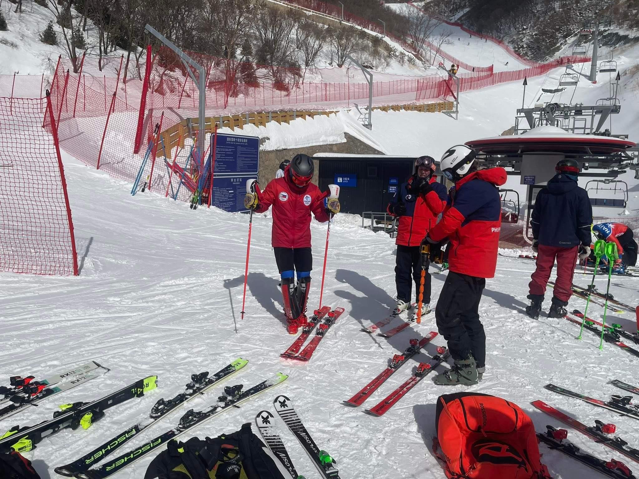  Asa Miller (left) preparing for his last day of ski training for Wednesday’s slalom event in the 2022 Beijing Olympic Winter Games here at the National Alpine Skiing Centre.