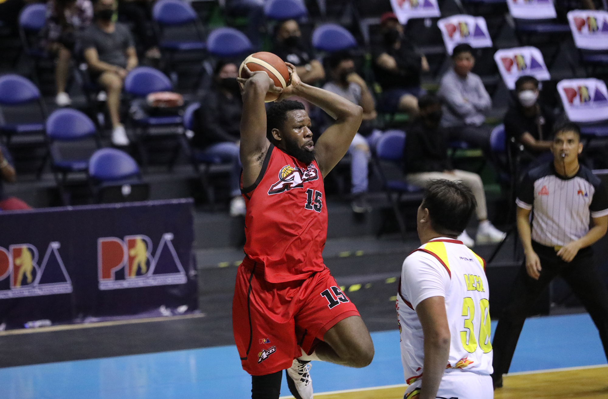 Alaska imports Olu Ashaolu in a 2021 PBA Governors' Cup game. PBA IMAGES