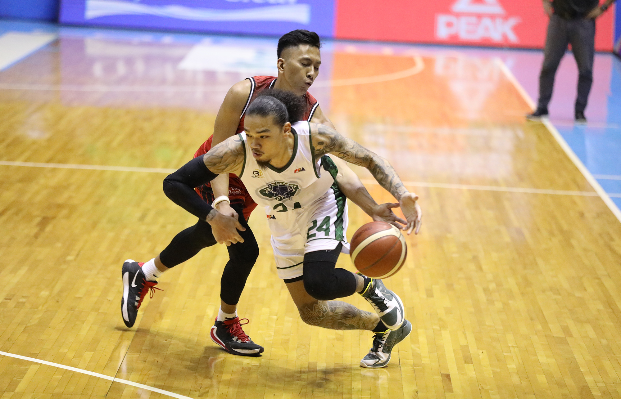 Joshua Munzon (No.24) makes his first appearance since injuring his hand, capping an 18-0 run that helped Terrafirma add to Blackwater’s miseries. —PBA IMAGES