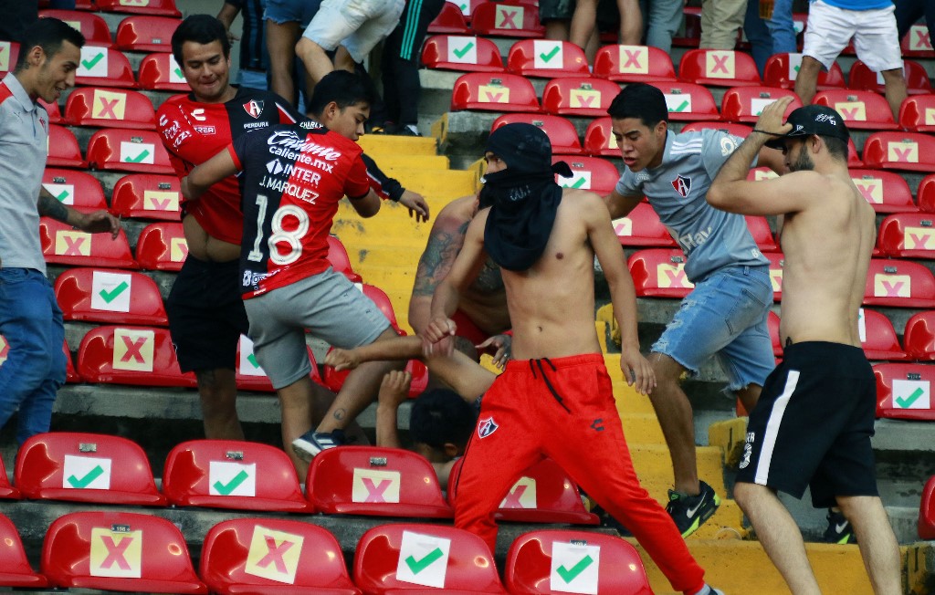 Meksiko melarang penggemar pergi setelah kekerasan sepak bola menghentikan pertandingan