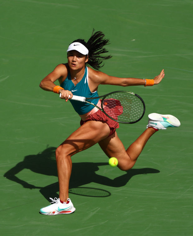 Emma Raducanu of Great Britain plays a forehand against Petra Martic of Croatia in their third round match on Day 7 of the BNP Paribas Open at the Indian Wells Tennis Garden on March 13, 2022 in Indian Wells, California. (Photo by CLIVE BRUNSKILL / GETTY IMAGES NORTH AMERICA / Getty Images via AFP)