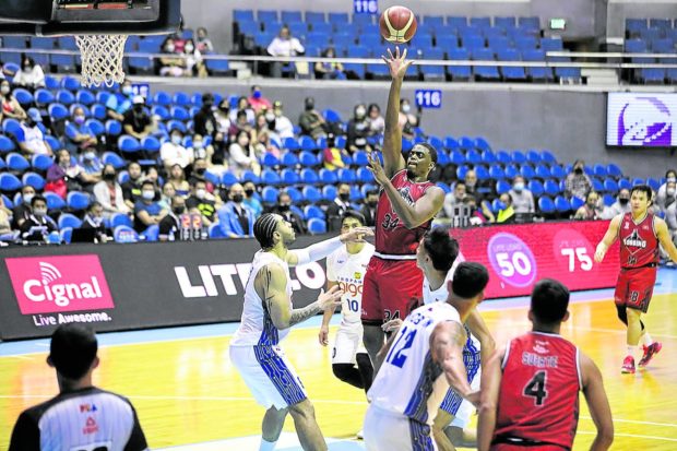 Shawn Glover (No. 34) has been dazzling for Blackwater, but his efforts have been going down the drain. —PBA IMAGES