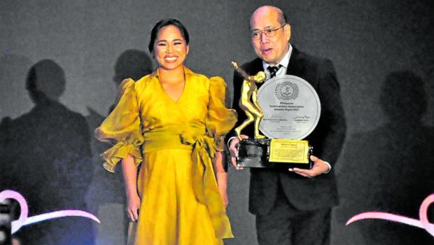 Dressed in resplendent gold, Hidilyn Diaz isawarded the Athlete of the Year trophy by PSA president and Tempo sports editor Rey Lachica. —CONTRIBUTEDPHOTO/ ANDY SANTOS