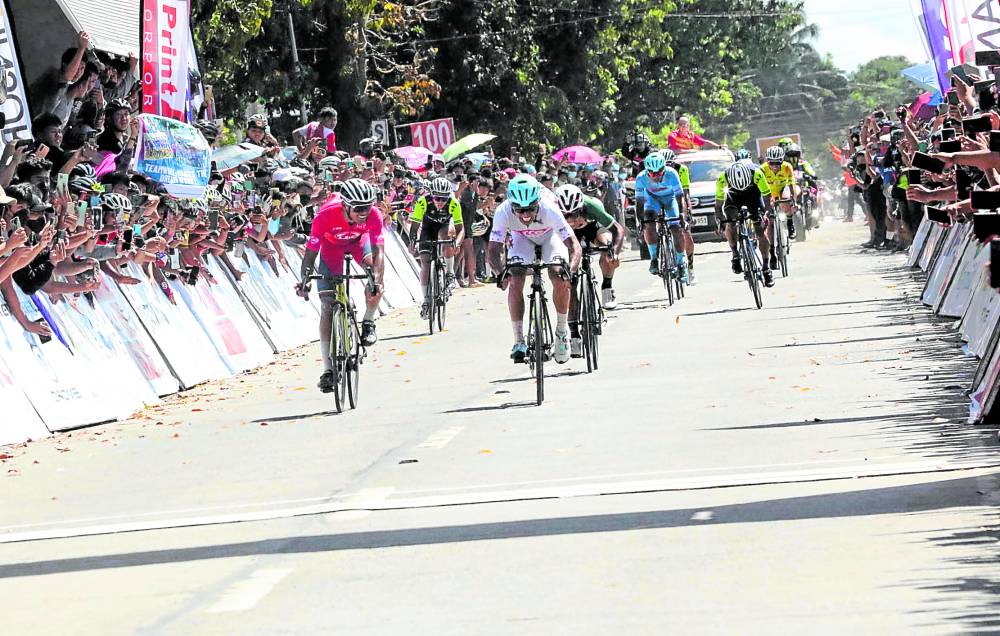 Jan Paul Morales (front) rushes to the finish line with Ronald Oranza (red jersey) close by.