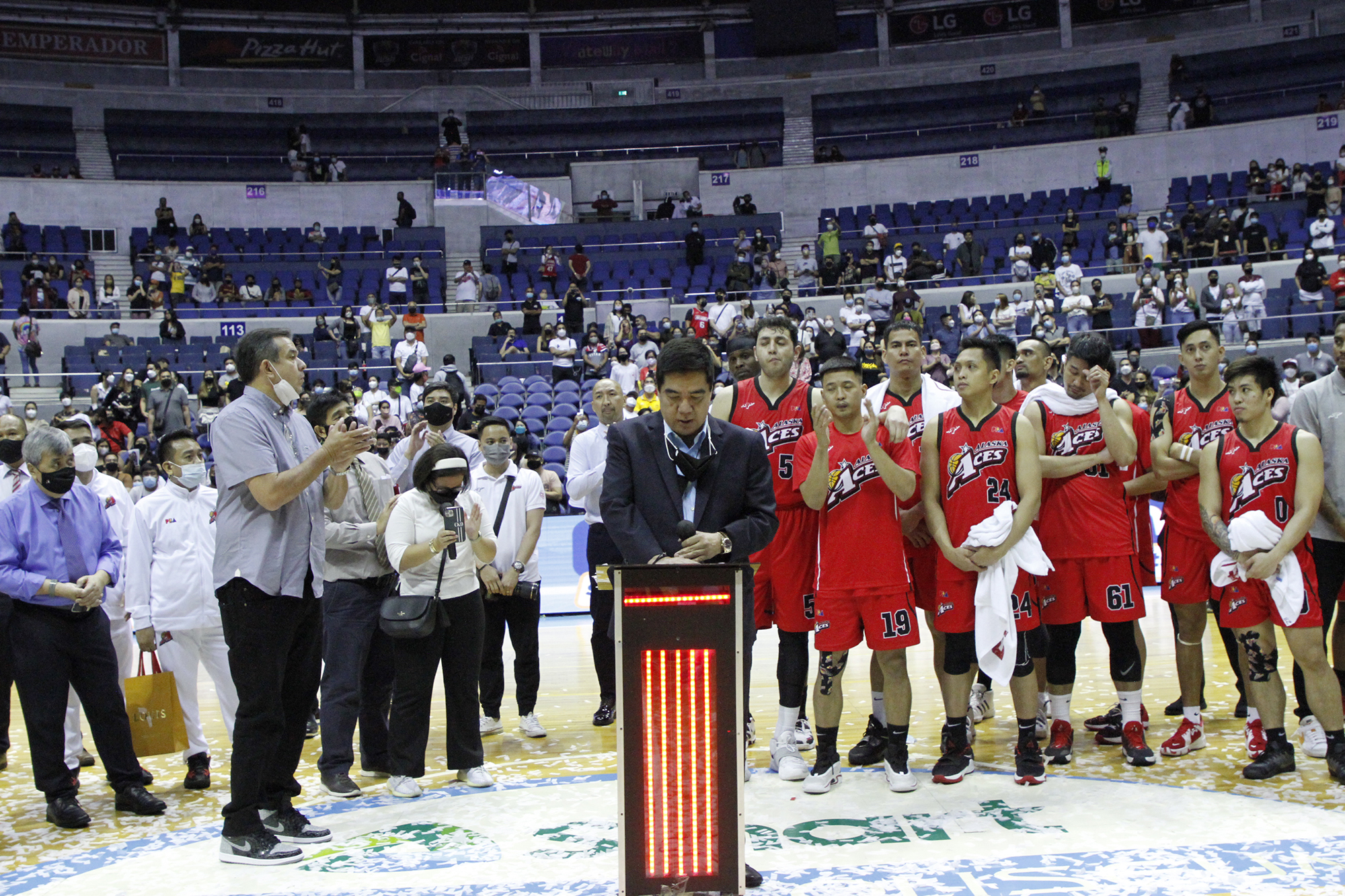 Members of the farewelling Alaska Aces get a shower of confetti and a final buzzer sounded by PBA commissioner Willie Marcial (back turned, center) after the franchise played its last PBA game, a quarterfinals loss to NLEX in the Governors’ Cup. —PBA IMAGES