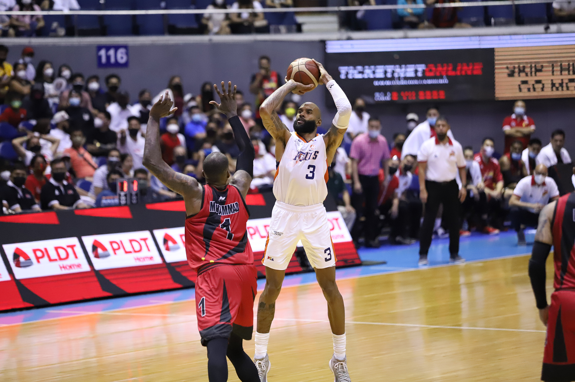 Tony Bishop Jr. (right) sparks the Bolts’ quarterfinal victory over the Beermen. —PBA IMAGES