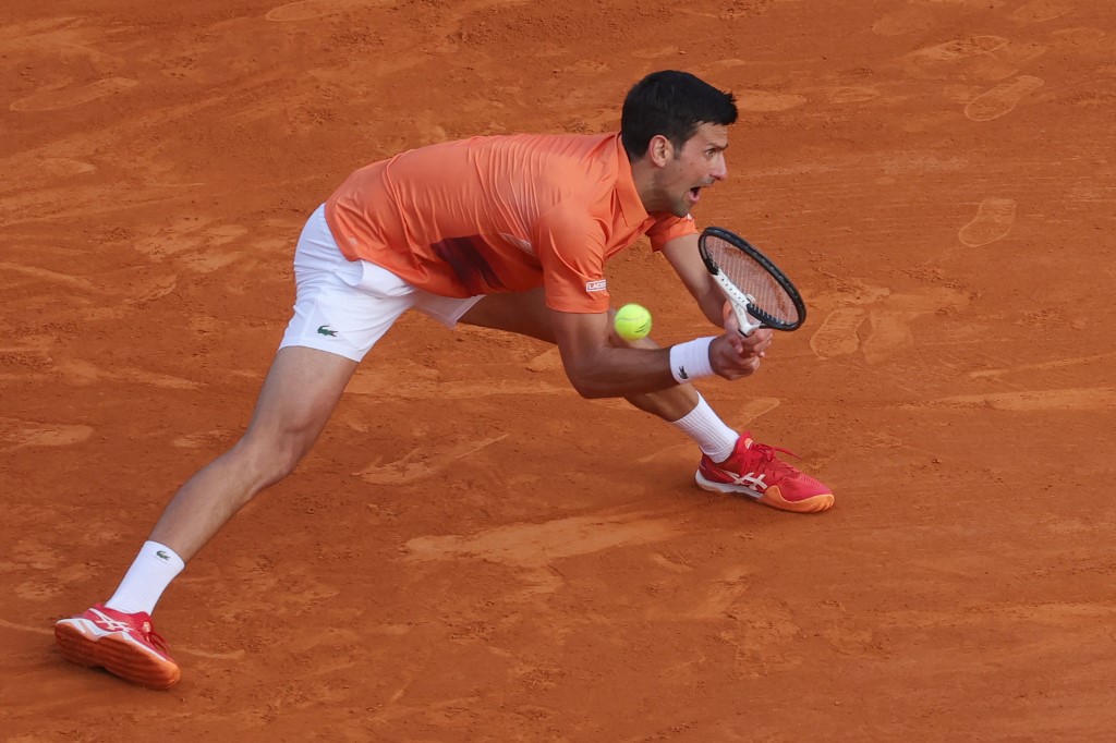 Serbia's Novak Djokovic returns the ball to Spain's Alejandro Davidovich Fokina during their Monte-Carlo ATP Masters Series tournament tennis match in Monaco on April 12, 2022. - Novak Djokovic was eliminated on April 12, 2022 as soon as he entered the second round by the Spaniard Alejandro Davidovich (46th) 6-3, 6-7 (5/7), 6-1. 