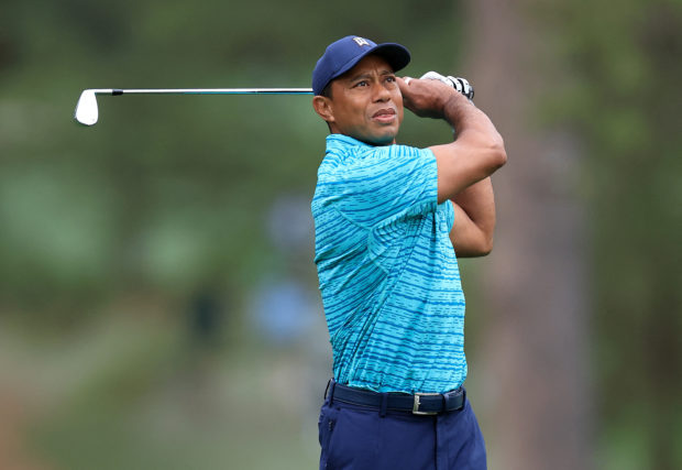 Tiger Woods sigue su tiro en el hoyo 17 durante la segunda ronda de The Masters en Augusta National Golf Club el 8 de abril de 2022 en Augusta, Georgia.  David Cannon/Getty Images/AFP (Foto de DAVID CANNON/GETTY IMAGES NORTH AMERICA/Getty Images vía AFP)