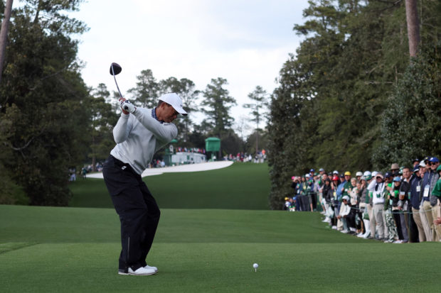 Tiger Woods plays his shot from the 18th tee during the third round of the Masters at Augusta National Golf Club on April 09, 2022 in Augusta, Georgia.   Gregory Shamus/Getty Images/AFP (Photo by Gregory Shamus / GETTY IMAGES NORTH AMERICA / Getty Images via AFP)