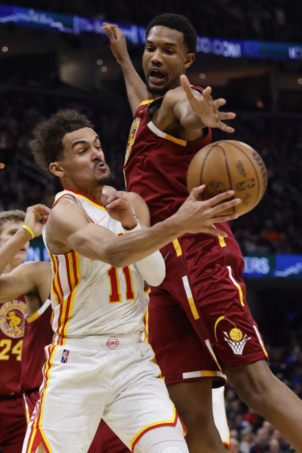  Trae Young #11 of the Atlanta Hawks passes around Evan Mobley #4 of the Cleveland Cavaliers in the first half at Rocket Mortgage Fieldhouse on April 15, 2022 in Cleveland, Ohio. NOTE TO USER: User expressly acknowledges and agrees that, by downloading and or using this photograph, User is consenting to the terms and conditions of the Getty Images License Agreement. Rick Osentoski/Getty Images/AFP (Photo by Rick Osentoski / GETTY IMAGES NORTH AMERICA / Getty Images via AFP)
