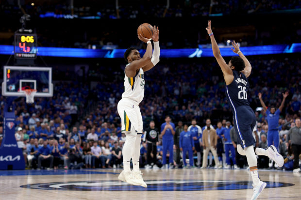 Donovan Mitchell #45 of the Utah Jazz shoots the ball against Spencer Dinwiddie #26 of the Dallas Mavericks in the fourth quarter at American Airlines Center on April 16, 2022 in Dallas, Texas. NOTE TO USER: User expressly acknowledges and agrees that, by downloading and or using this photograph, User is consenting to the terms and conditions of the Getty Images License Agreement.   Tom Pennington/Getty Images/AFP (Photo by TOM PENNINGTON / GETTY IMAGES NORTH AMERICA / Getty Images via AFP)