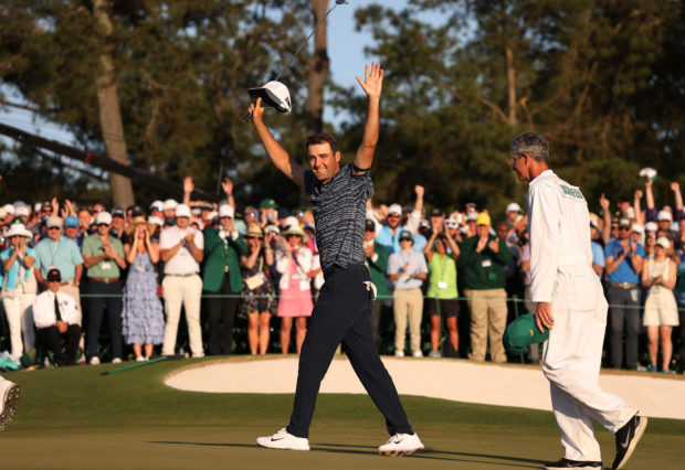 Scottie Scheffler of the U.S. celebrates on the 18th green after winning The Masters REUTERS/Mike Blake