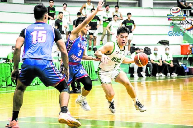 Robi Nayve (right) of St. Benilde drives against the Arellano defense. —pHOTO COURTESY OF NCAA/GMA
