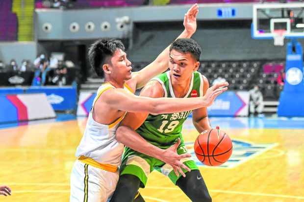 La Salle's Justine Baltazar (no 19) helped push back a lot of UST in the second half.  FEU's Xyrus Torres caused a fever with 26 points, three times higher.  —Photos provided by UAAP MEDIA