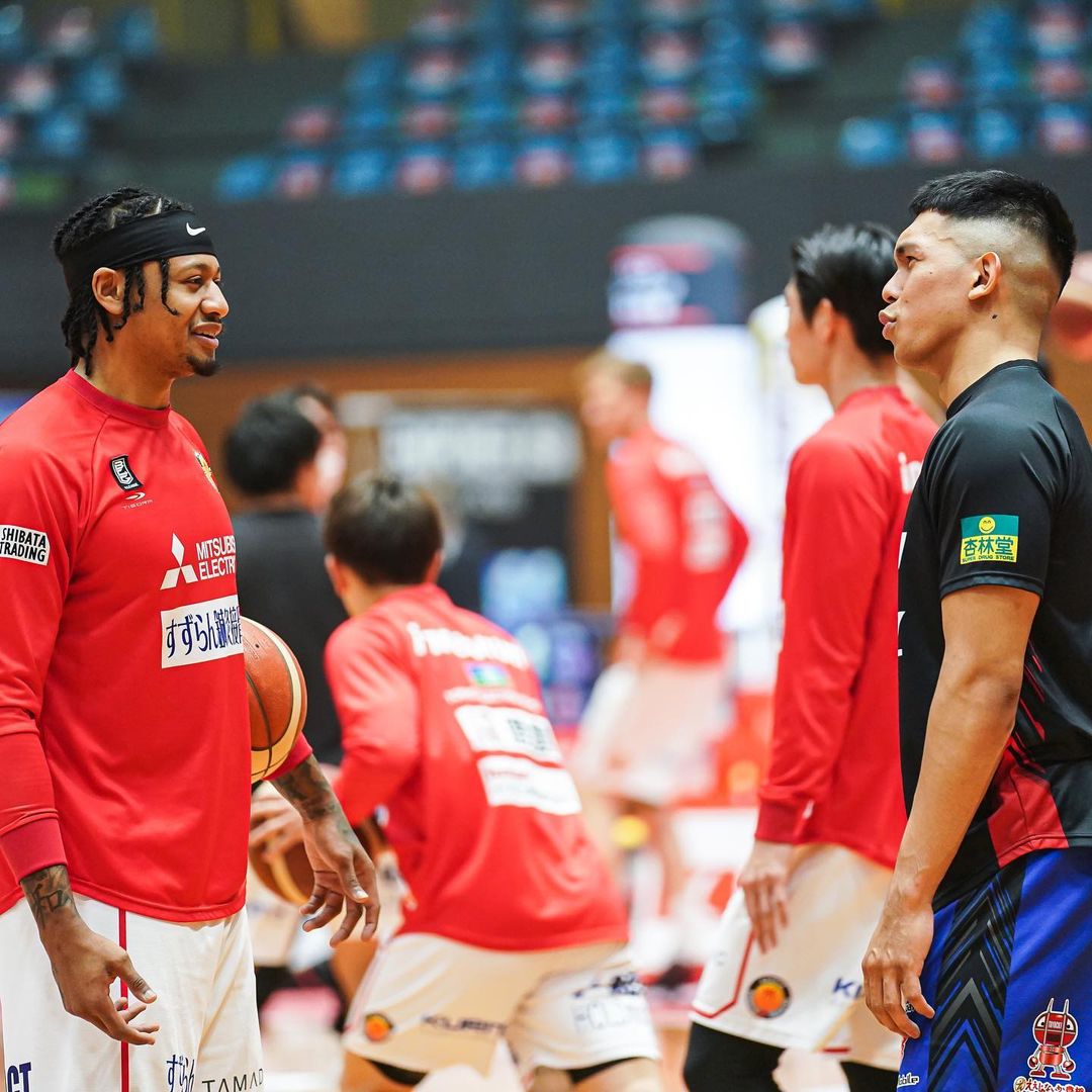Ray Parks and Thirdy Ravena before the game between Nagoya and San-en. DOLPHINS PHOTO