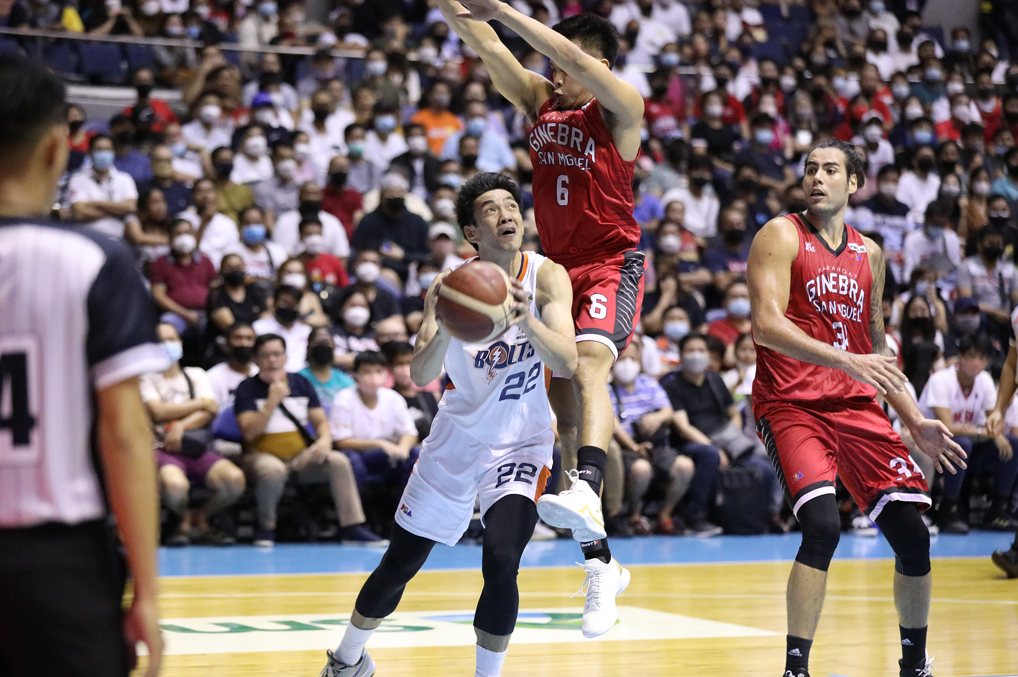 Allein Maliksi leads Meralco's charge in PBA Finals Game 1. PBA IMAGES