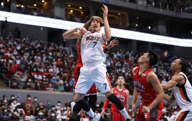 Cliff Hodge (No. 7) says Meralco must treat Game 4 like a Game 7. —PBA IMAGES