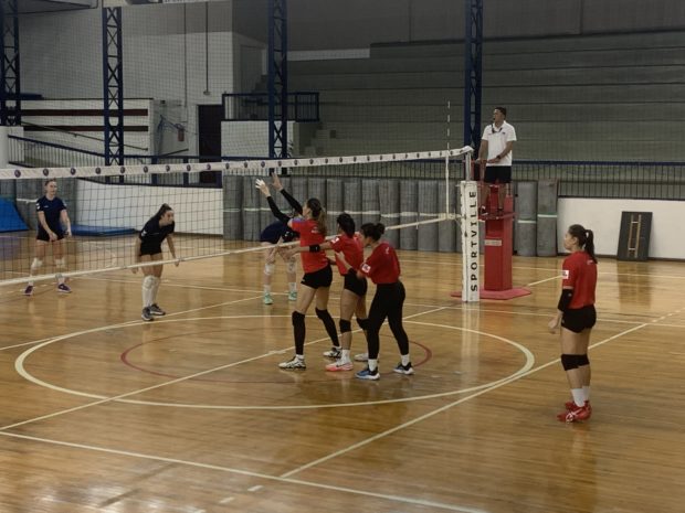 Seleção feminina de vôlei do PH durante partida de preparação contra a equipe Sub-21 do Barueri Volleyball Club.  JUNHO NAVARRO/PESQUISADOR