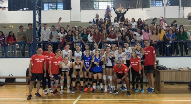 The Philippine women's volleyball team poses with Filipino fans in Brazil. JUNE NAVARRO/INQUIRER