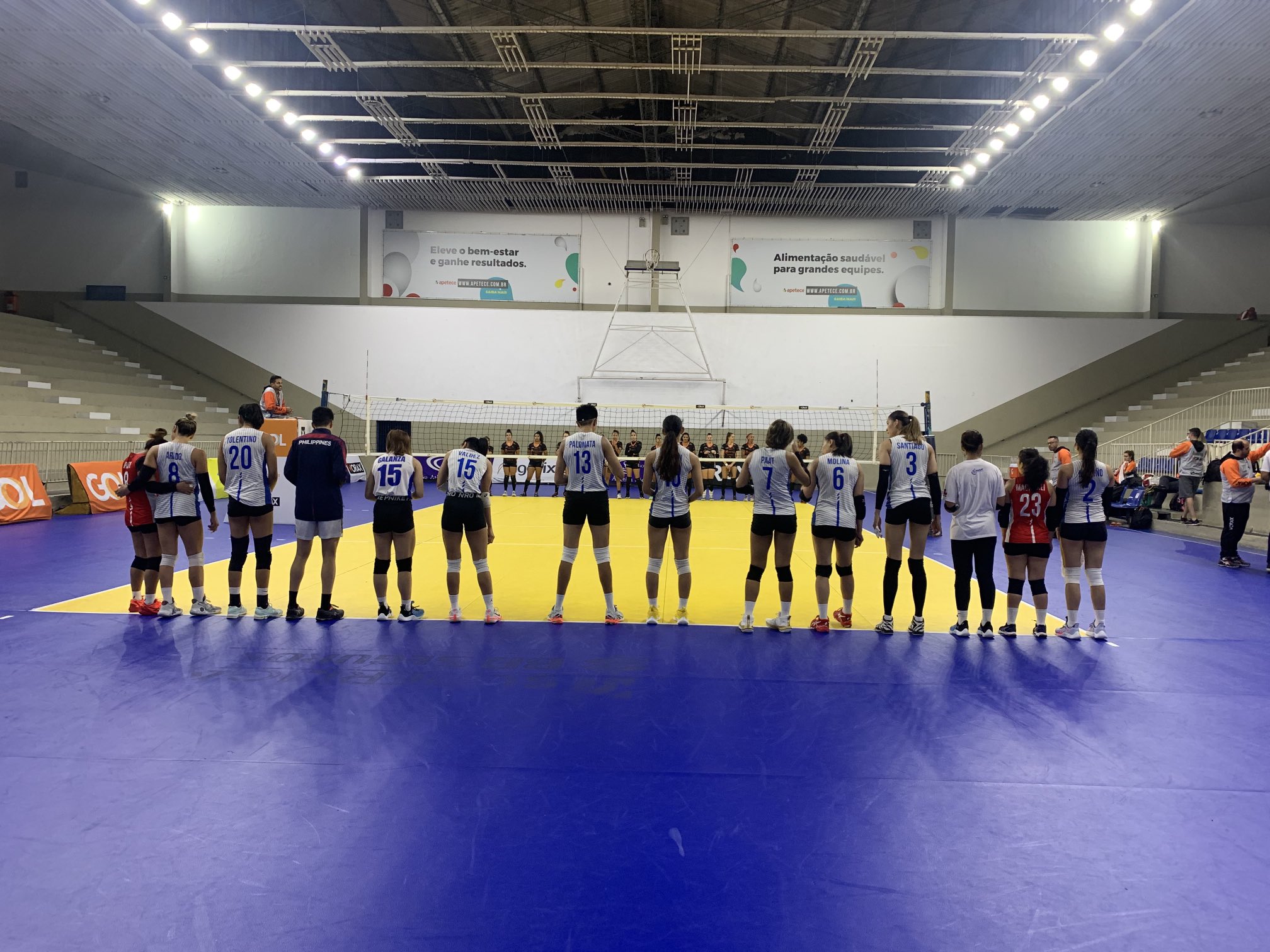 El equipo de voleibol femenino de PH se calienta para un juego de puesta a punto en Brasil.