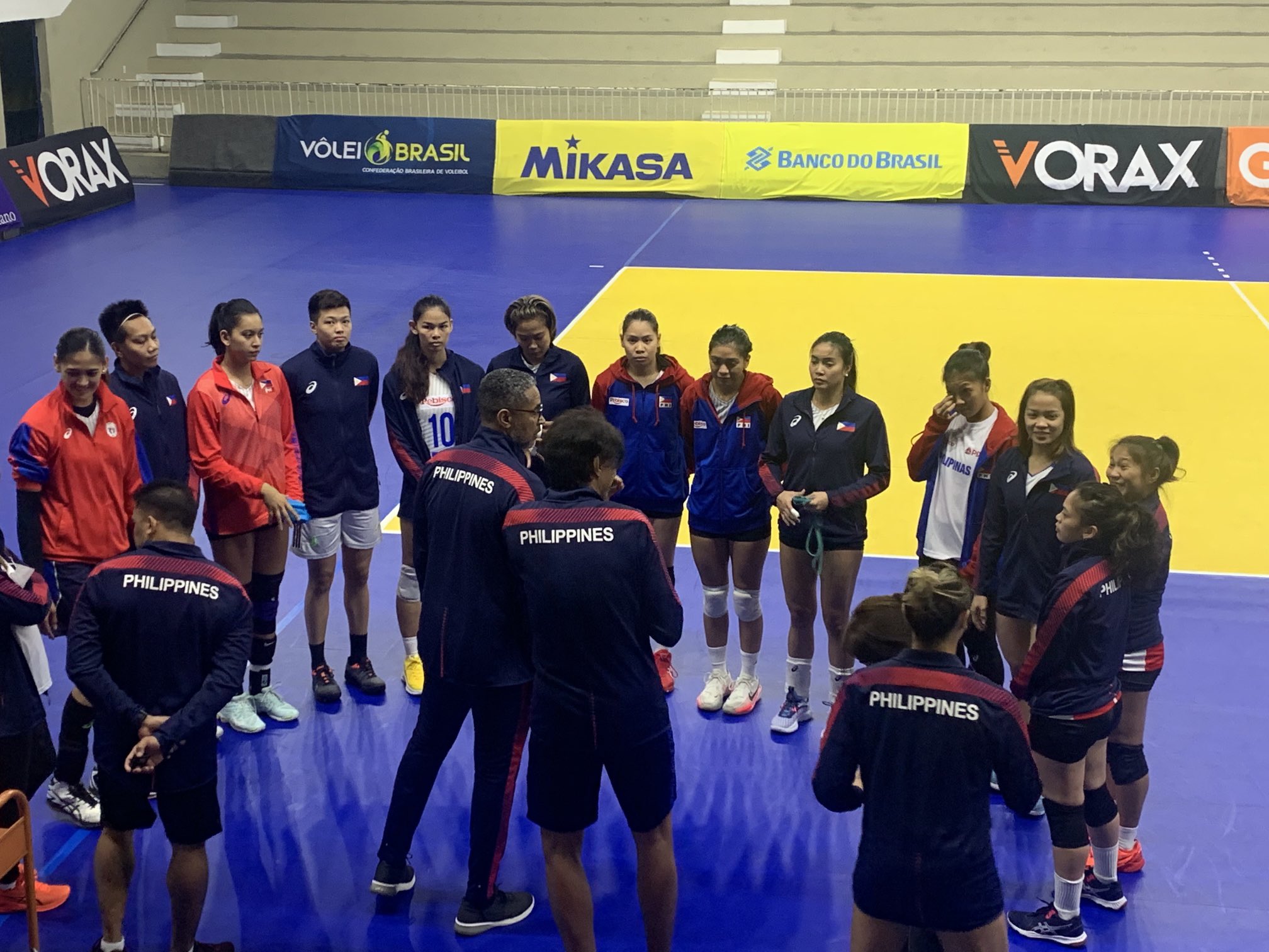 PH women’s head coach Jorge Edson Souza de Brito talks to the team before a tune-up game. 