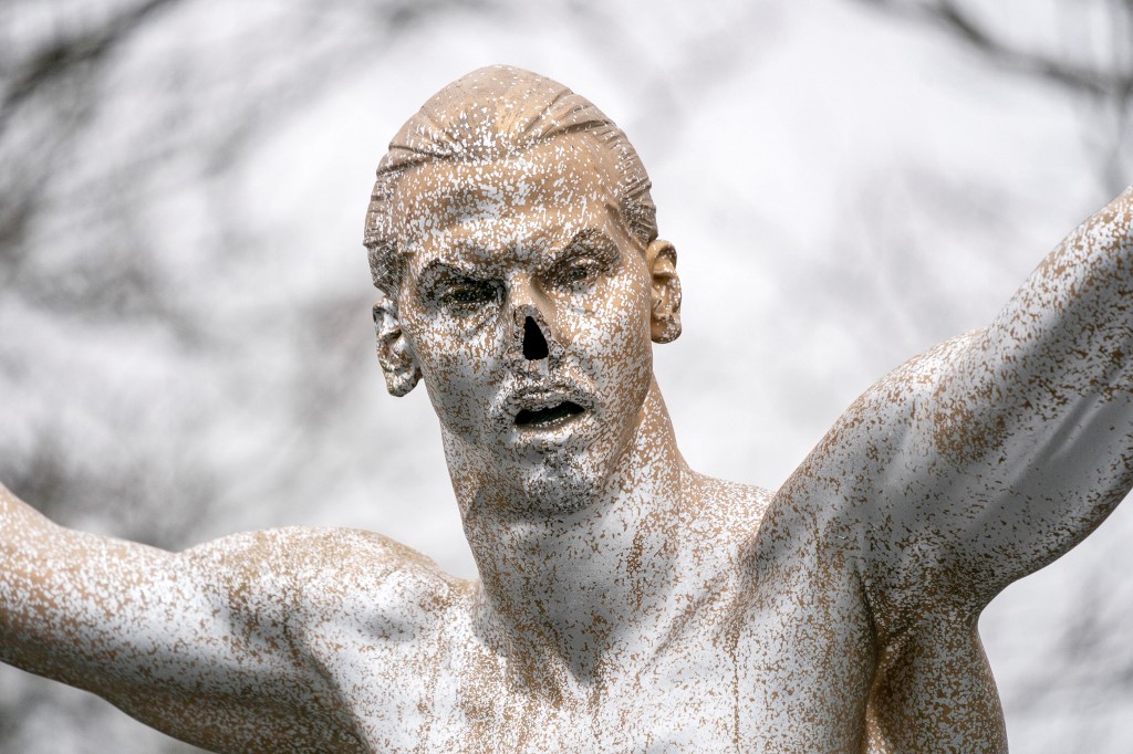 A photo taken on December 22, 2019 shows a detail of a bronze statue of iconic footballer Zlatan Ibrahimovic after it was vandalized and his nose cut off in Malmo, Sweden.  - In Malmo, home of Zlatan Ibrahimovic, his supporters feel the iconic player can't go wrong, but the decision to invest in a rival club is an unforgivable sin for many people.  Since announcing the purchase of a stake in Hammarby IF football club a month ago, based in the Swedish capital Stockholm, the bronze statue of Ibrahimovic in Malmo has been regularly vandalized.  (Photo by Johan NILSSON / TT NEWS AGENCY / AFP) / Sweden OUTSIDE