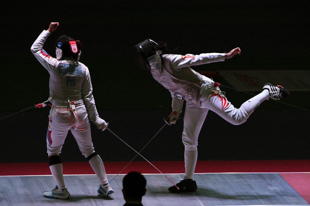 Philippines' Samantha Kyle Catantan (L) competes with Singapore's Denyse Chan Wan Jing in the women's foil team fencing final during the 31st Southeast Asian Games (SEA Games) in Hanoi on May 17, 2022. (Photo by TANG CHHIN SOTHY / AFP)