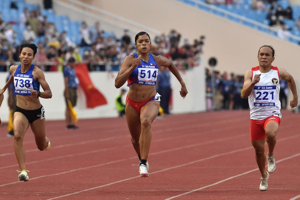 Philippines' Kayla Richardson (C) competes in the women's 100m final in the 31st Southeast Asian Games (SEA Games) at My Dinh National Stadium in Hanoi on May 18, 2022. (Photo by Ye Aung Thu / AFP)