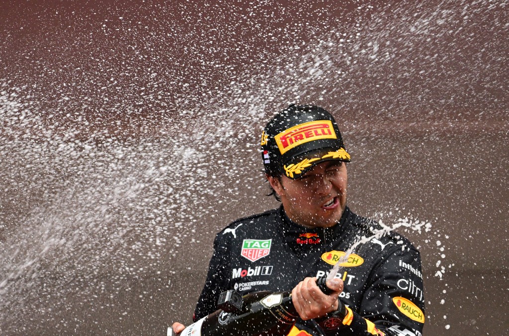F1 menggelar di Azerbaijan dengan Sergio Perez keluar untuk mempromosikan kredensial gelar