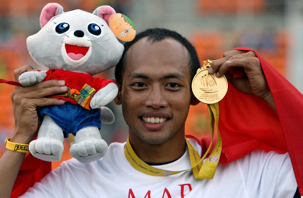Indonesia's Suryo Agung Wibowo poses with his gold medal and mascot after winning the men's 100m of the 24th Southeast Asian Games (SEA games) in Korat, 07 December 2007.