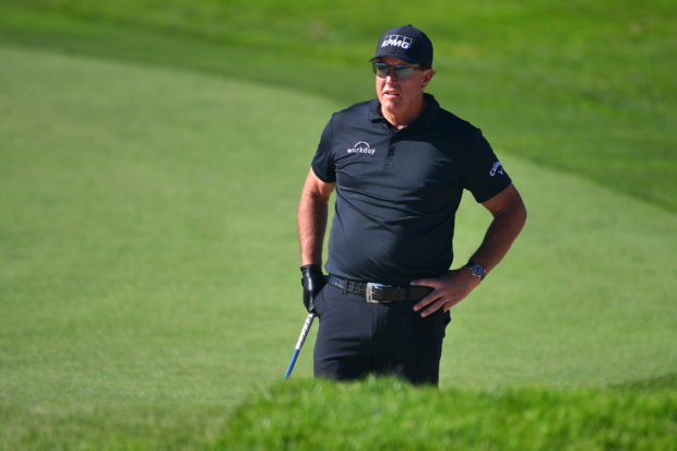 Phil Mickelson berdiri di hole ke-11 pada putaran kedua The Farmers Insurance Open di North Course di Torrey Pines Golf Course pada 27 Januari 2022 di La Jolla, California.  Donald Miralle/Getty Images/AFP (Foto oleh DONALD MIRALLE / GETTY IMAGES AMERIKA UTARA / Getty Images via AFP)