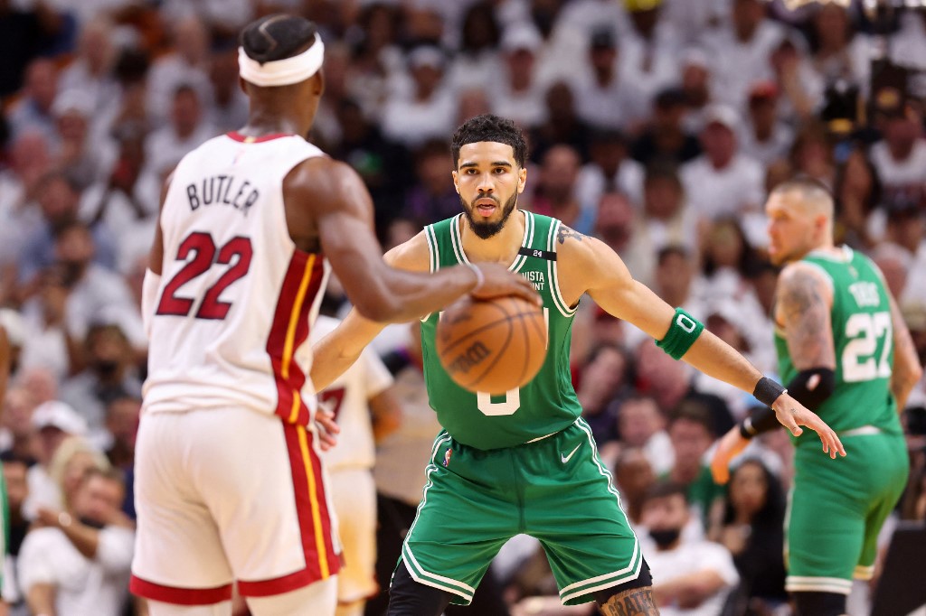 MIAMI, FLORIDA - MAY 17: Jayson Tatum #0 of the Boston Celtics defends Jimmy Butler #22 of the Miami Heat during the fourth quarter in Game One of the 2022 NBA Playoffs Eastern Conference Finals at FTX Arena on May 17, 2022 in Miami, Florida. NOTE TO USER: User expressly acknowledges and agrees that, by downloading and or using this photograph, User is consenting to the terms and conditions of the Getty Images License Agreement.   Michael Reaves/Getty Images/AFP (Photo by Michael Reaves / GETTY IMAGES NORTH AMERICA / Getty Images via AFP)