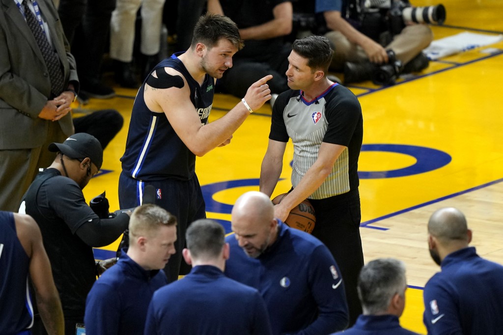 Luka Doncic #77 de los Dallas Mavericks discute con el árbitro durante el tercer cuarto contra los Golden State Warriors en el segundo juego de las Finales de la Conferencia Oeste de los Playoffs de la NBA de 2022 en el Chase Center el 20 de mayo de 2022 en San Francisco, California. 
