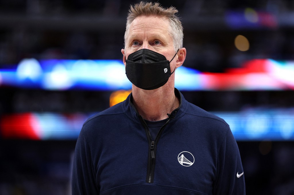 DALLAS, TEXAS - MAY 24: Head coach Steve Kerr of the Golden State Warriors looks on during the national anthem prior to Game Four of the 2022 NBA Playoffs Western Conference Finals against the Dallas Mavericks at American Airlines Center on May 24, 2022 in Dallas, Texas. NOTE TO USER: User expressly acknowledges and agrees that, by downloading and or using this photograph, User is consenting to the terms and conditions of the Getty Images License Agreement.   Tom Pennington/Getty Images/AFP (Photo by TOM PENNINGTON / GETTY IMAGES NORTH AMERICA / Getty Images via AFP)