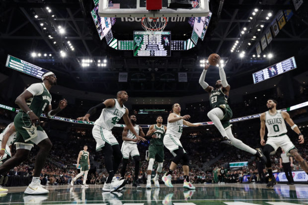 El escolta de los Milwaukee Bucks, Wesley Matthews (23), impulsa la canasta durante el tercer cuarto contra los Boston Celtics durante el sexto juego de la segunda ronda de los playoffs de la NBA de 2022 en el Fiserv Forum.  Crédito obligatorio: Jeff Hanisch-USA TODAY Sports