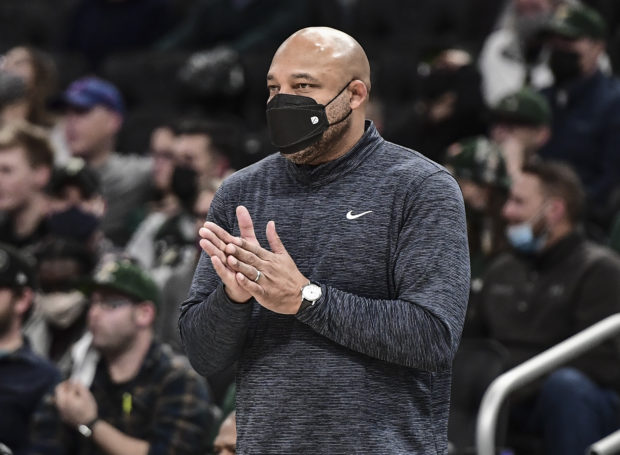 El entrenador en jefe interino de los Milwaukee Bucks, Darvin Ham, pide una jugada en el primer cuarto durante el partido contra los Toronto Raptors en el Fiserv Forum.  Crédito obligatorio: Benny Sieu-USA TODAY Sports