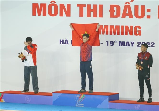 Phan Thanh Bao (center) is the first swimmer to set a record at the 31st SEA Games in Hà Nội on Saturday. — VNA/VNS Photo Phạm Kiên via ANN