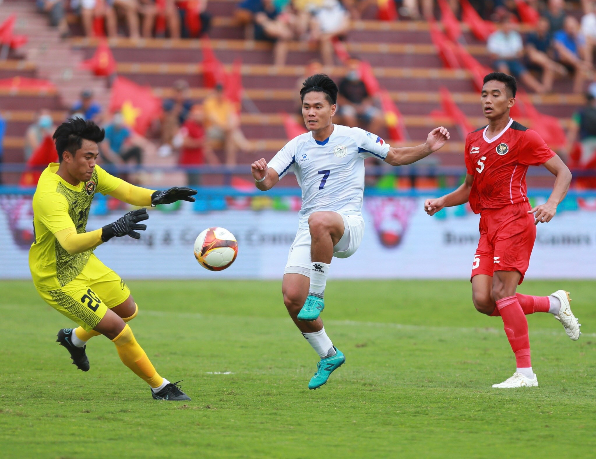 Philippines U23 team vs Indonesia in the 31st SEA Games men's football competition. ZING NEWS PHOTO