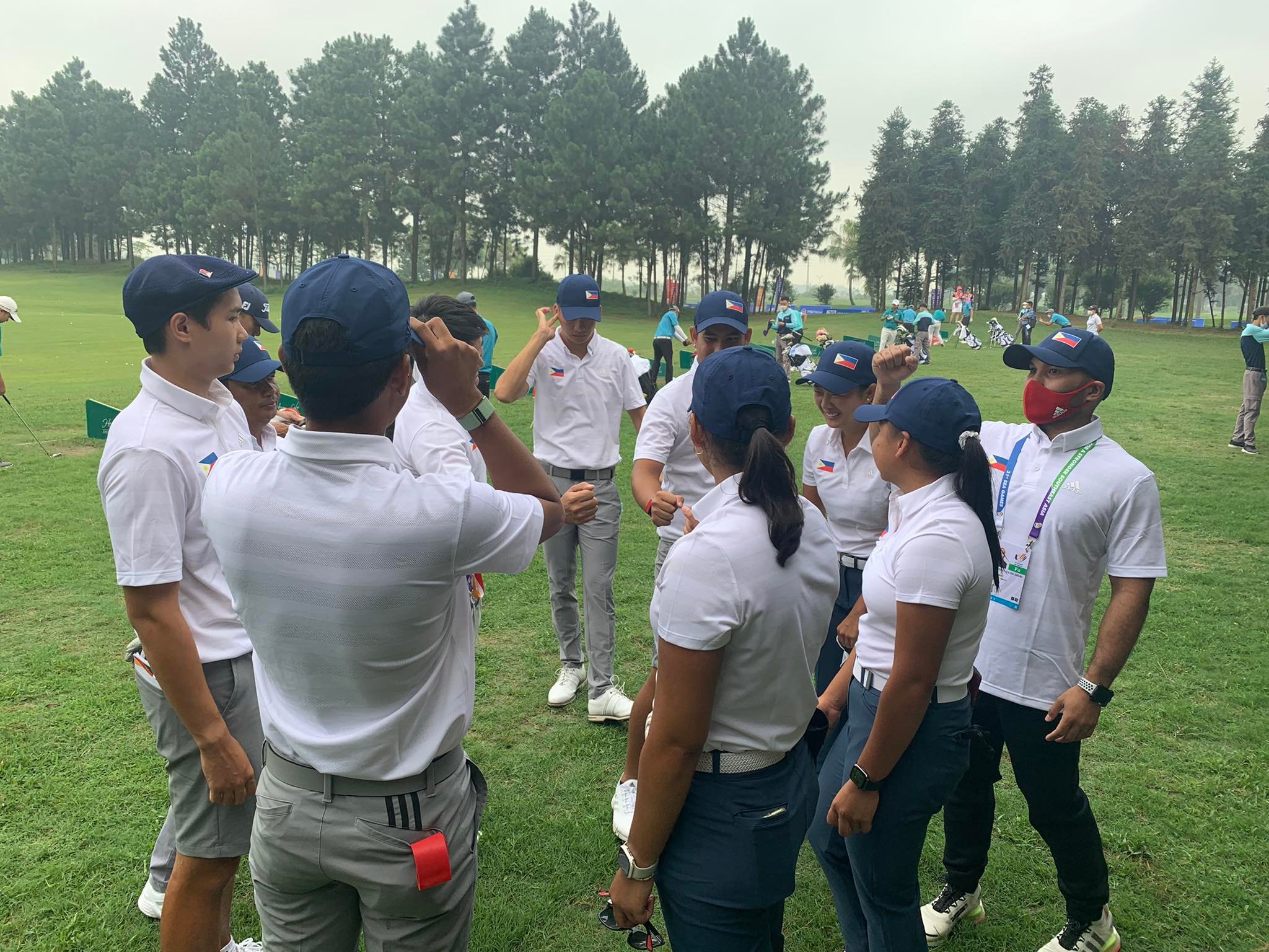 The national golfers huddle before the start of their round. —JONG ARCANO