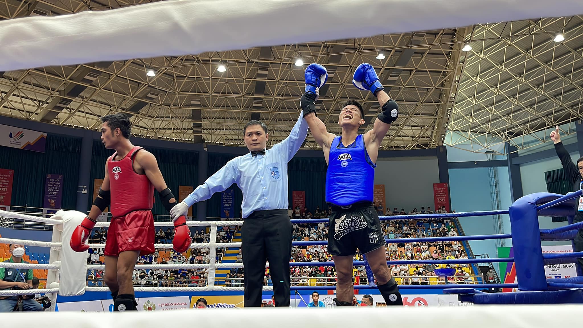 Muay's Phillip Delarmino delivers a gold medal to cap off the country's 31st SEA Games campaign. Photo via Muaythai Association of the Philippines 