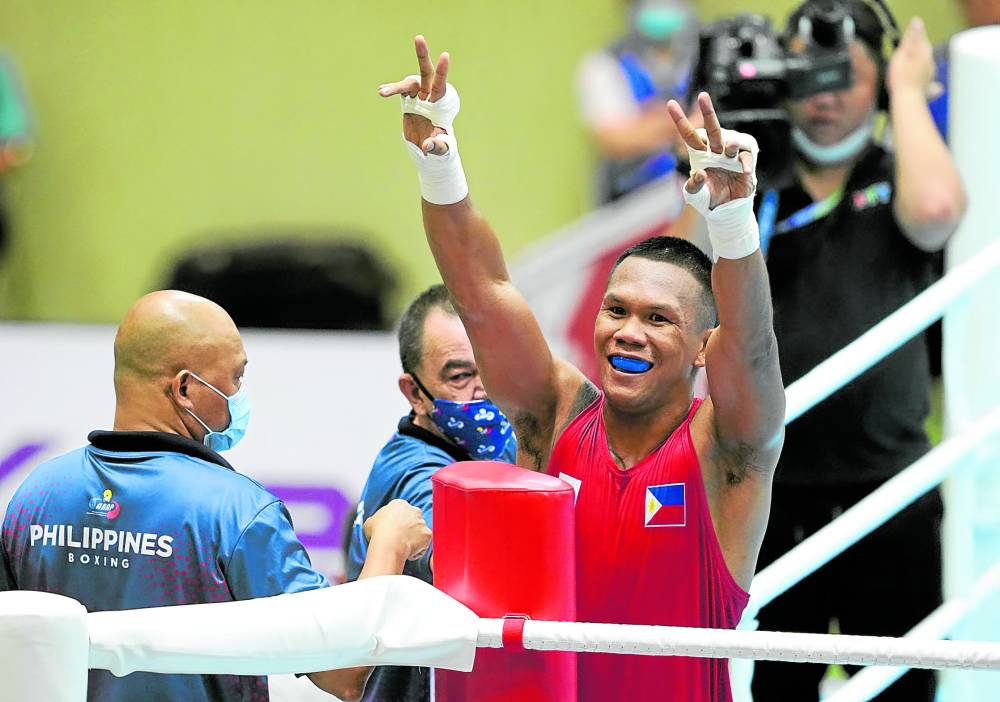 Eumir Felix Marcial merayakan kemenangannya melawan Delio Anzaqeci Mouzinho dari Timor-Leste.  —REUTERS
