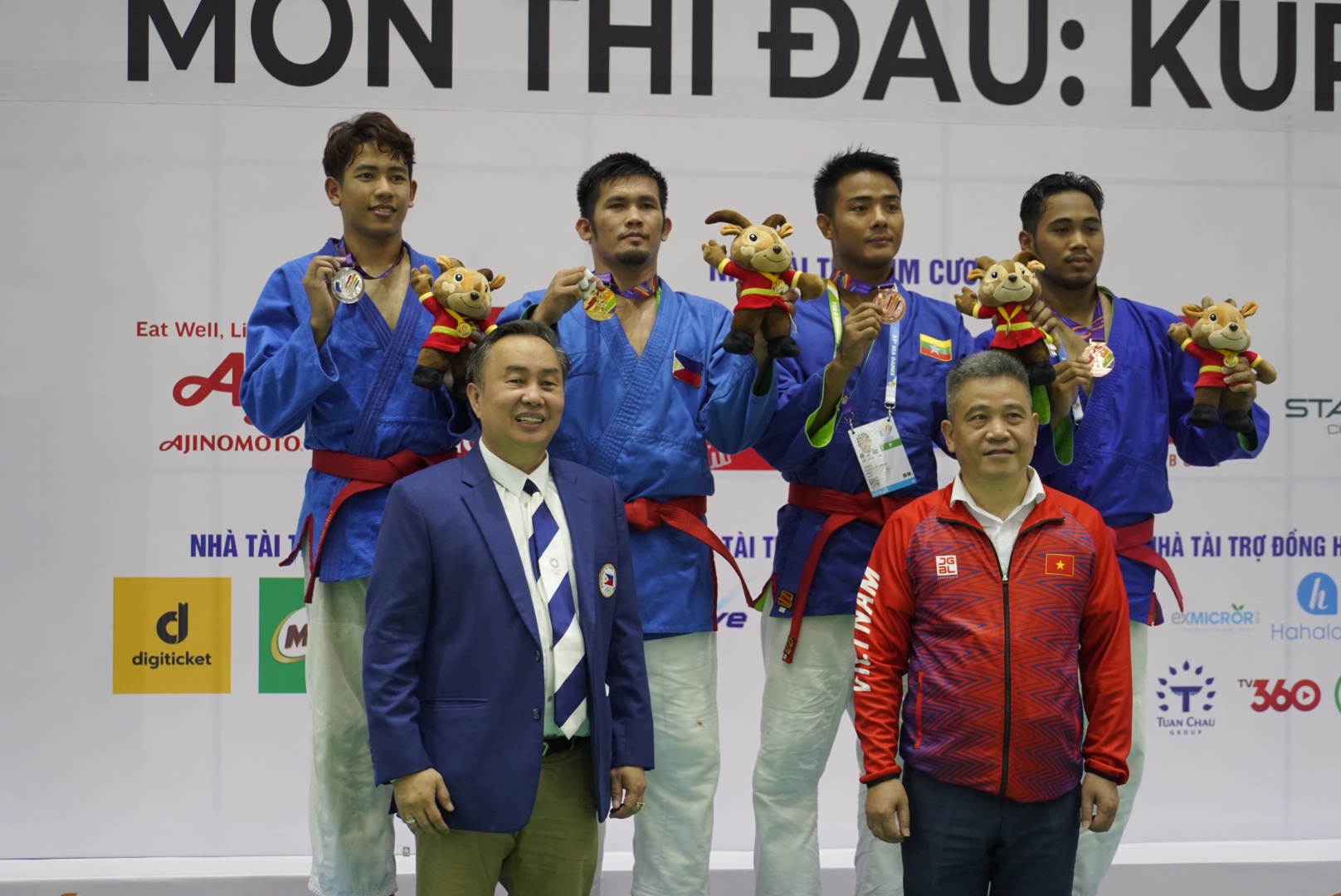 Jack Escarpe of Kurash (second from the left) delivers Philippines' second gold. PHOTO VIA PSC