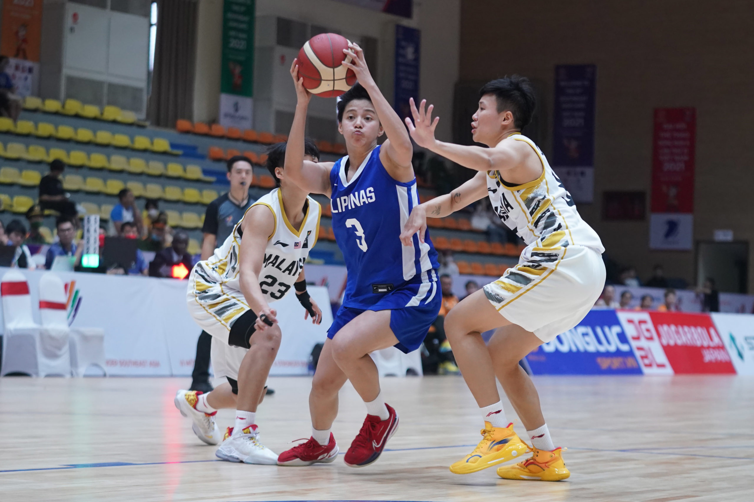 Gilas Pilipinas 女子 Afril Bernardino 在第 31 届东南亚运动会 5x5 篮球比赛中对阵马来西亚的最后一场比赛。 海上游戏池