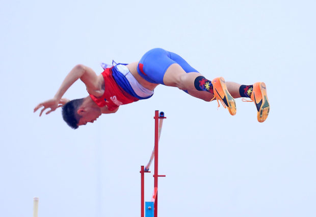 EJ Obiena mencoba melompat saat kompetisi lompat galah putra di SEA Games ke-31.  FOTO KOLAM SEA GAMES