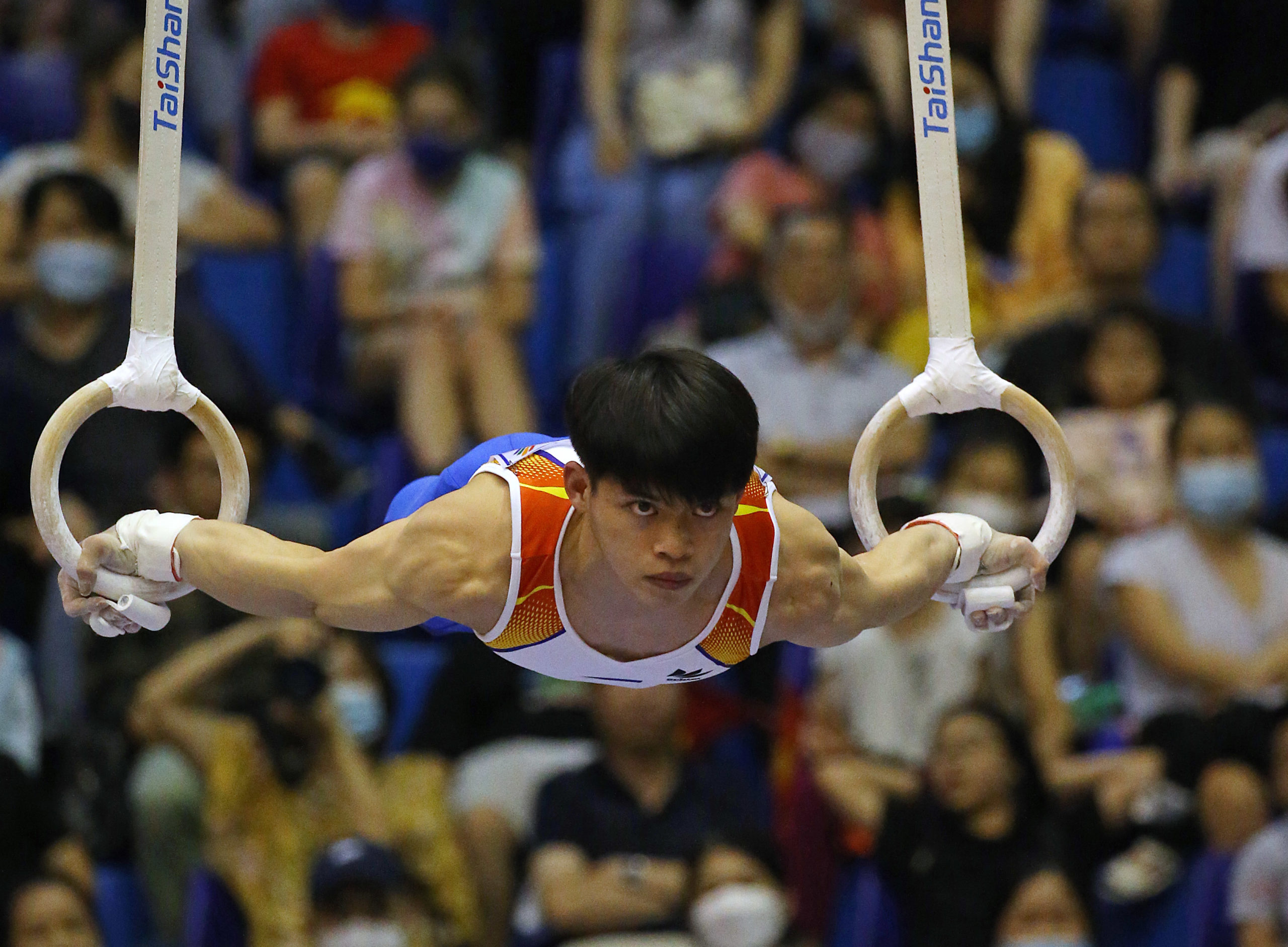 Carlos Yulo menjadi orang Filipina pertama yang memenangkan tiga medali emas di Hanoi