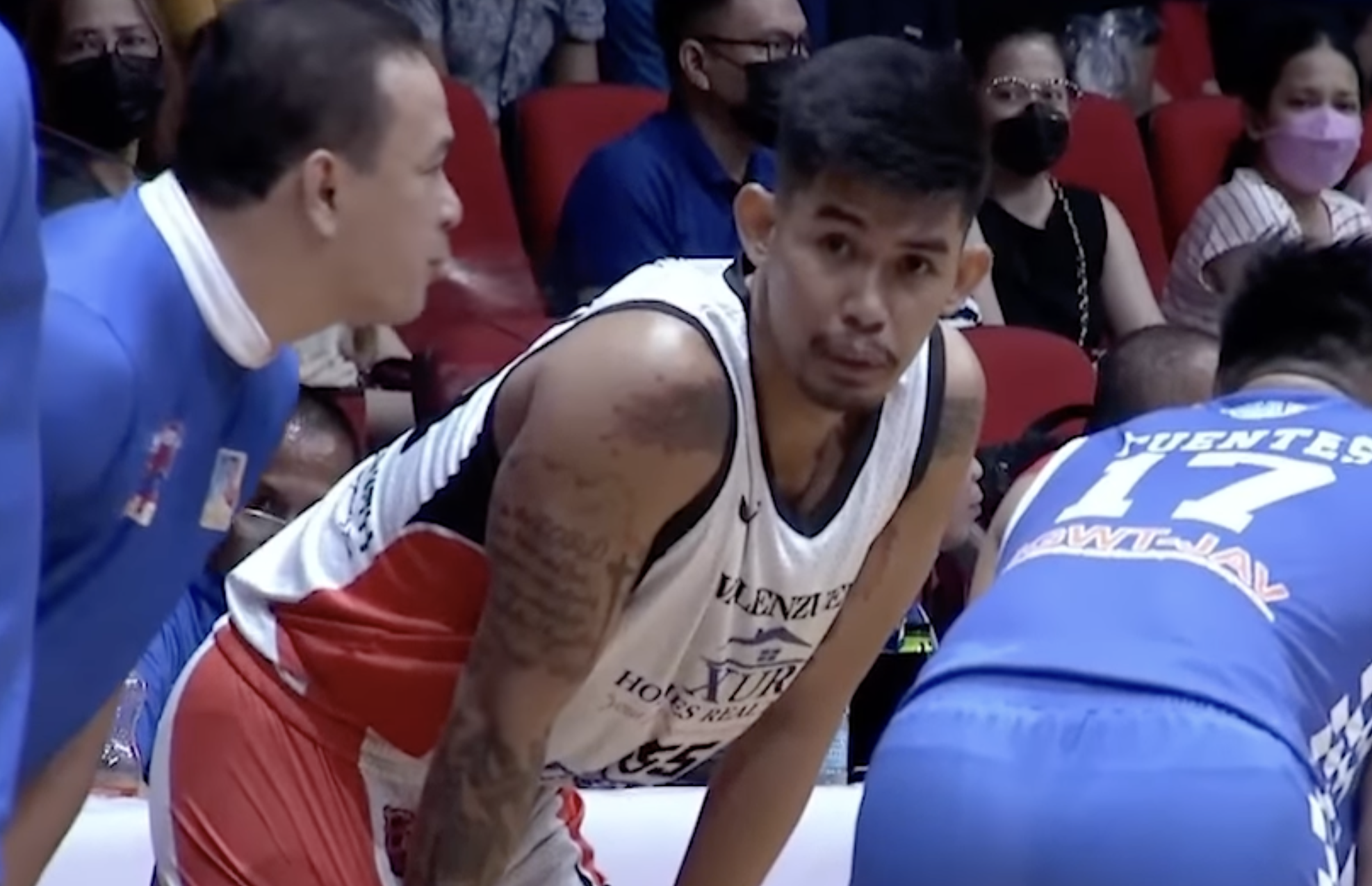 San Juan Knights-Go for Gold assistant coach Yong Garcia caught on camera spitting at player Lord Casajeros. SCREENGRAB FROM ONE SPORTS 