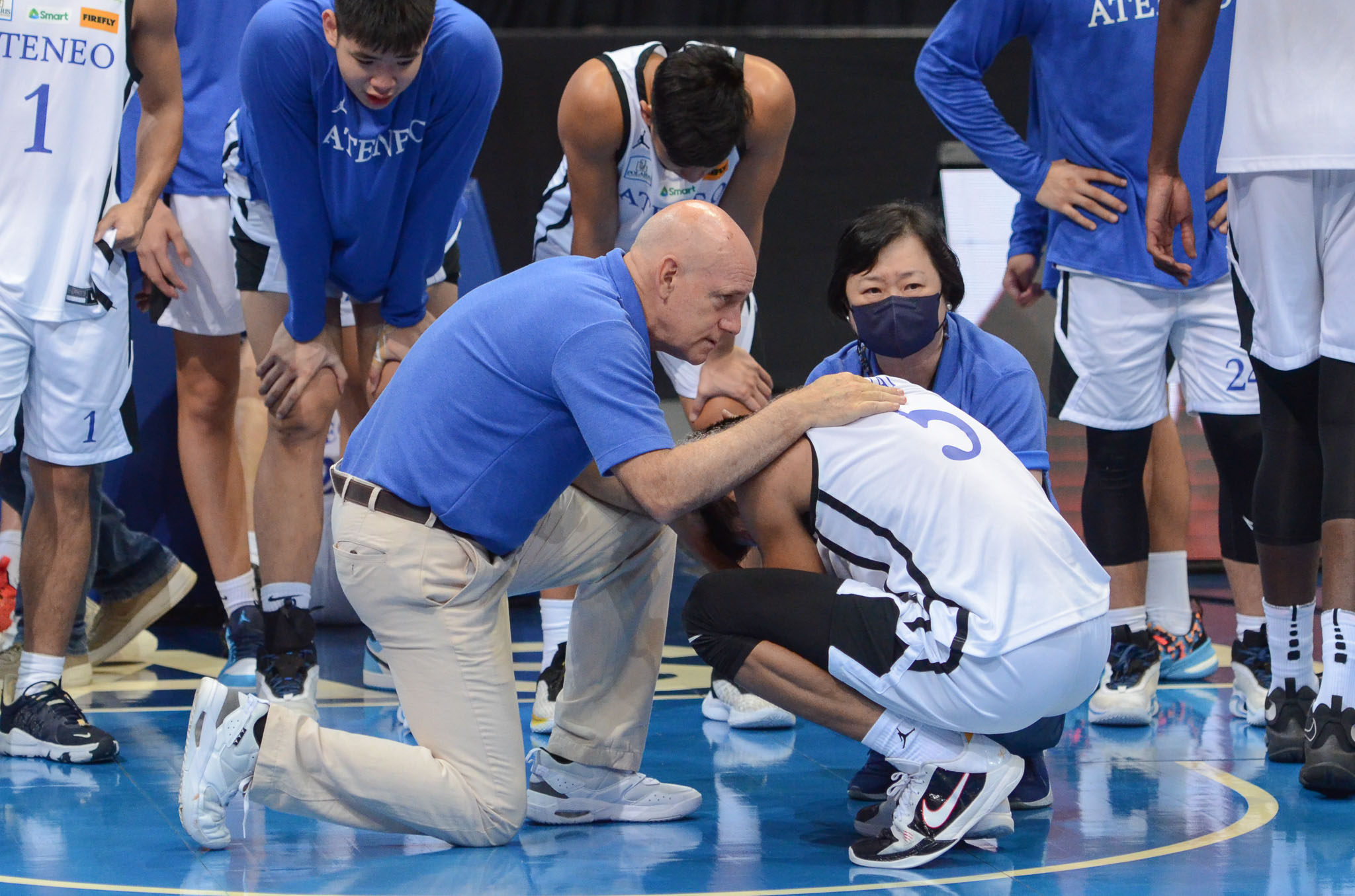Ateneo coach Tab Baldwin consoling his players after the UAAP Finals loss. UAAP PHOTO