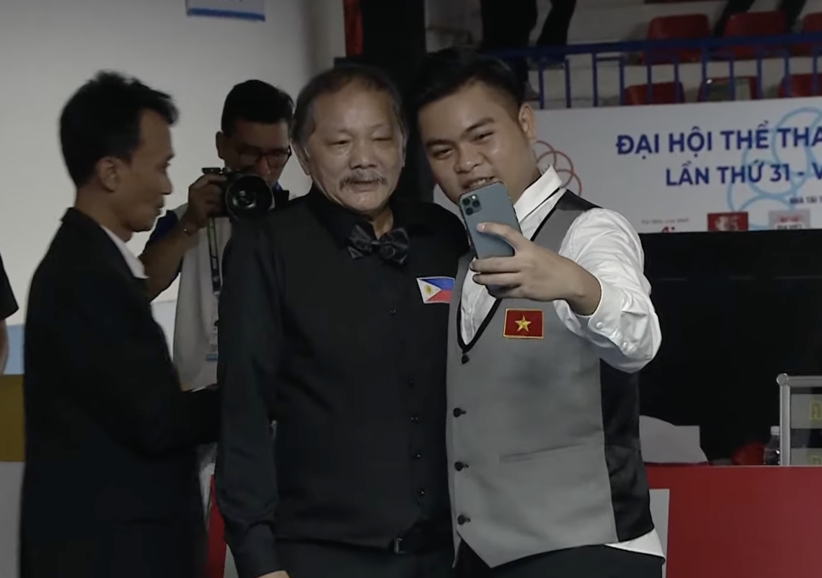 Vietnamese winner Tranh Thanh Tu Nguyen takes a selfie with Efren "Bata" Reyes after their men's 1-cushion carom match in the 31st SEA Games. 