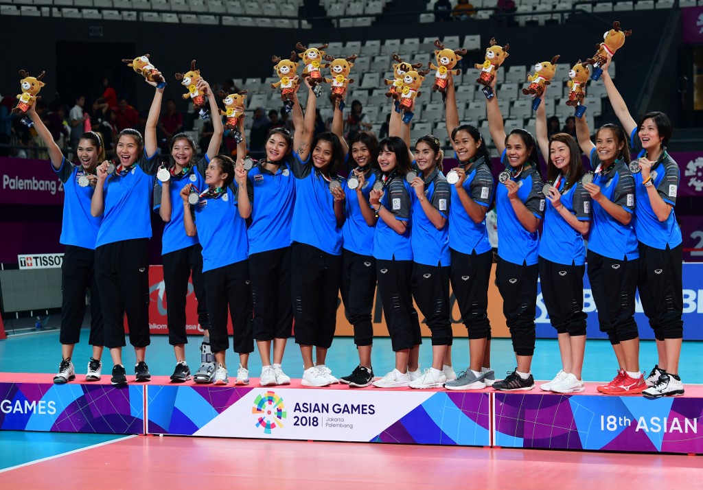 Silver medallists from Thailand celebrate during the medals ceremony during the women's volleyball final at the 2018 Asian Games in Jakarta on September 1, 2018. (Photo by SONNY TUMBELAKA / AFP)